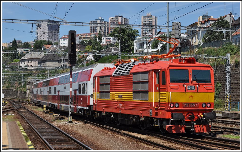 263 005-1 schiebt eine Doppelstockeinheit als Os 2016 nach Kuty aus dem Bahnhof von Bratislava. (08.06.2014)