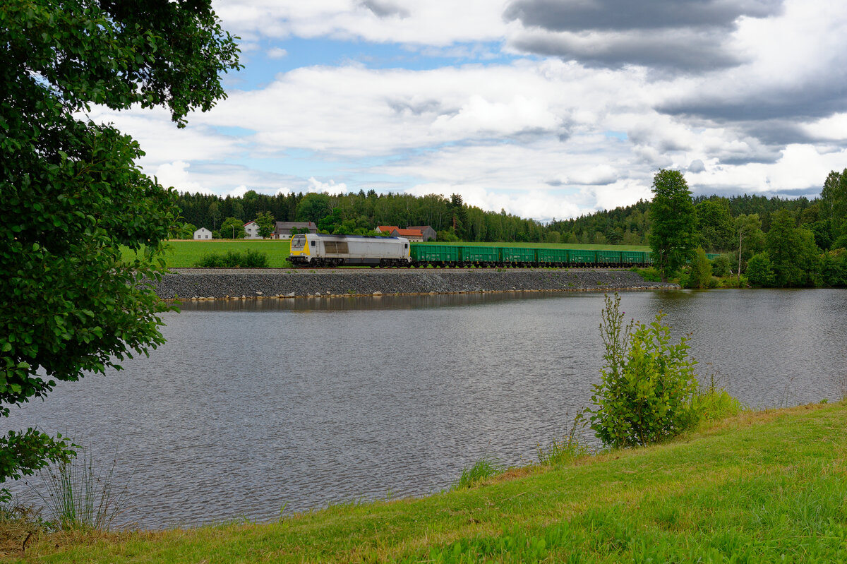 263 005 Voith/SBW mit einem Sandzug bei Eschldorf Richtung Weiden, 12.07.2020