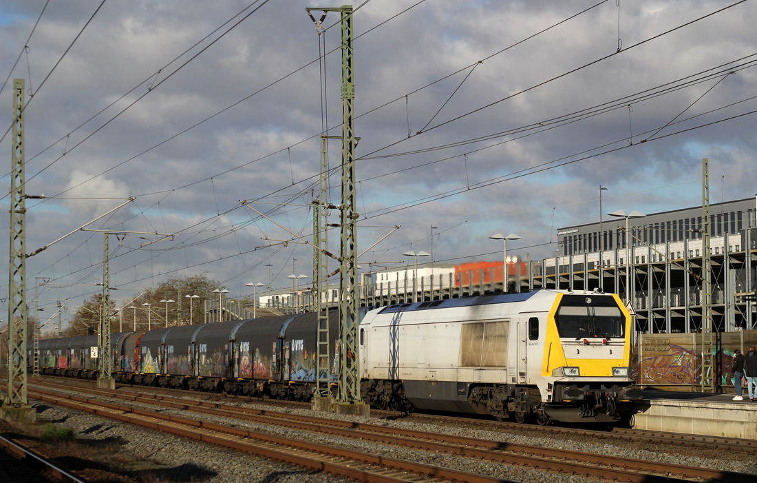 263 005 (zum Aufnahmezeitpunkt im Leiheinsatz für die Kreisbahn Siegen-Wittgenstein) mit dem Coilzug von Duisburg-Ruhrort Hafen nach Herdorf. // Troisdorf // 27. November 2021