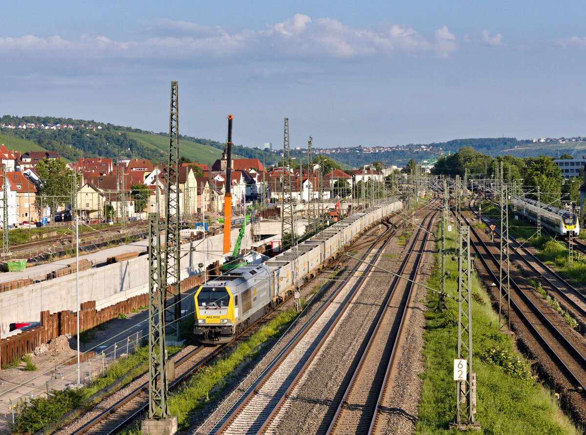 263 006 von Mertz-Kies mit leerem Schüttgüterzug in Richtung Kornwestheim fahrend am 02.07.2021 am Eszetsteg in Stuttgart. 