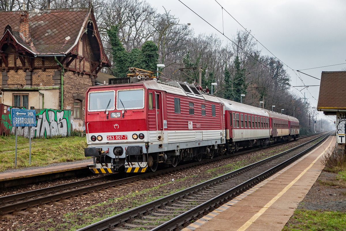 263 007 hält am 12.01.2018 mit einem Regionalzug in der Haltestelle Bratislava Zelezna studienka.