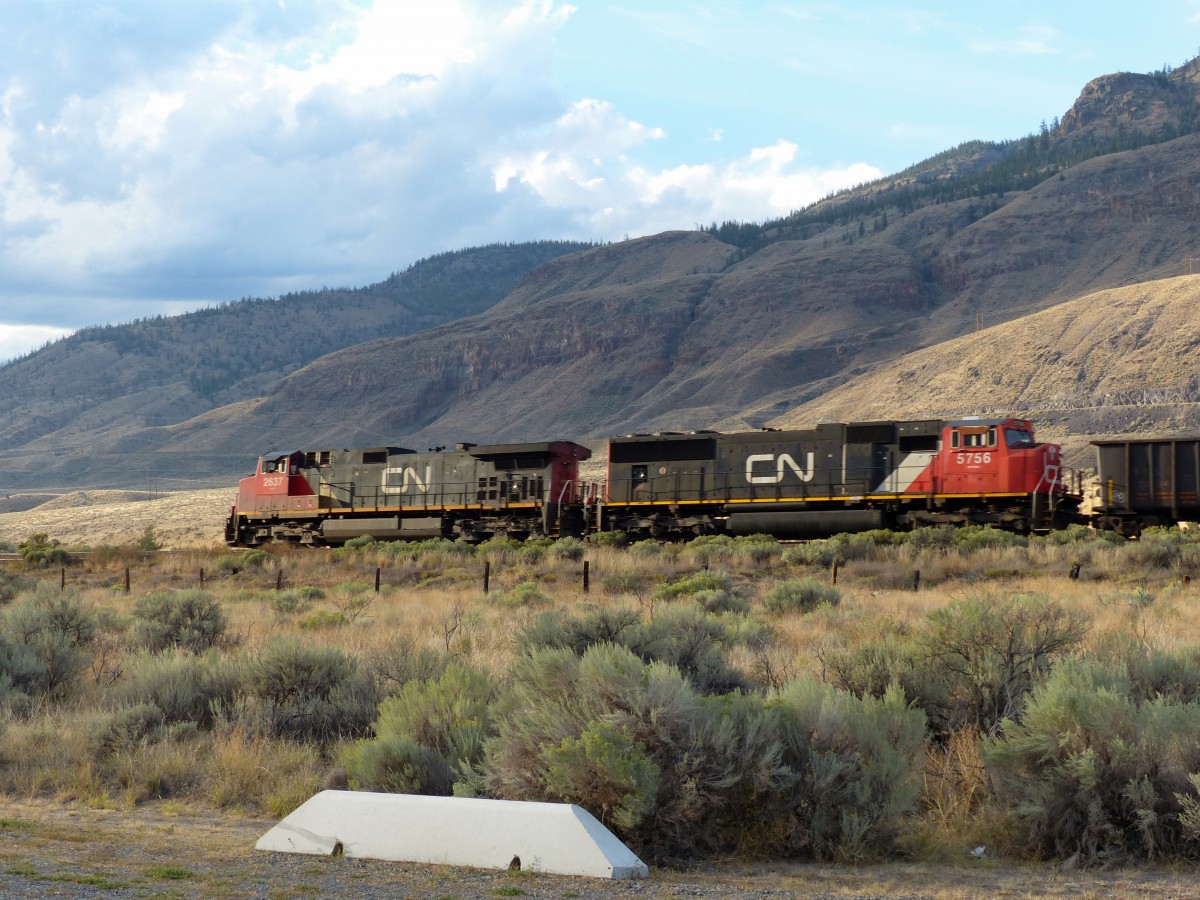 2637 und 5756 der CN am 02.09.2013 mit einem Gterzug in Richtung Westen bei Juniper Beach.