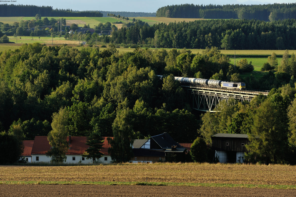 264 001 mit einem Kesselwagenzug Richtung Regensburg im Abendlicht bei Thölau, 21.08.2016