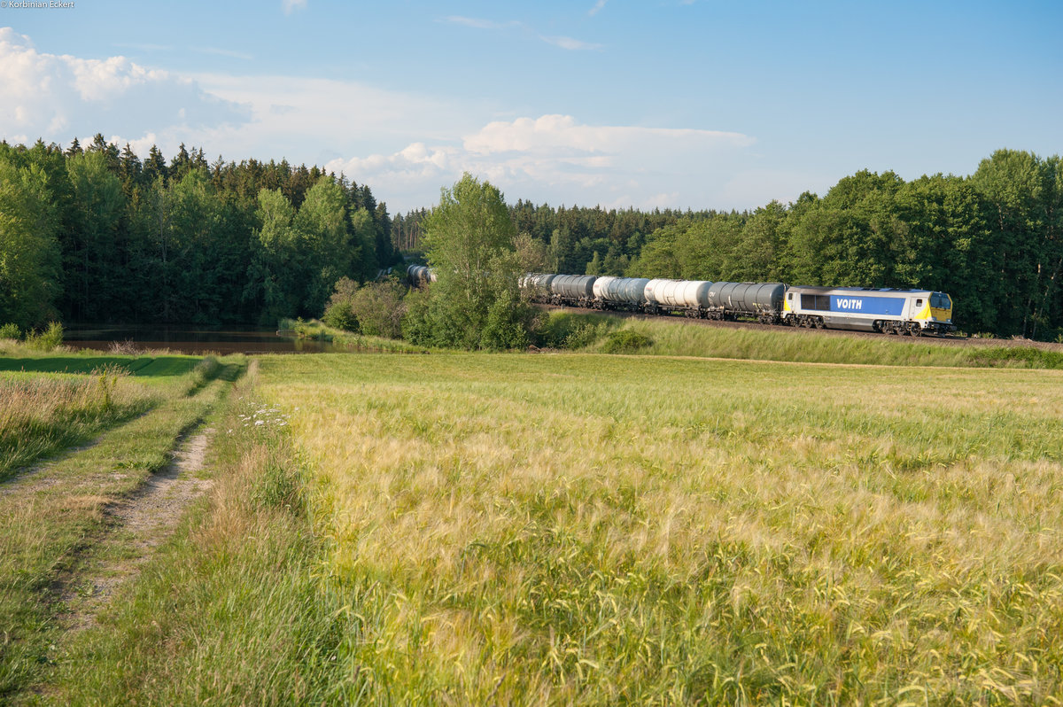 264 001 mit einem Kesselwagenzug bei Oberteich Richtung Vohburg, 10.06.2018