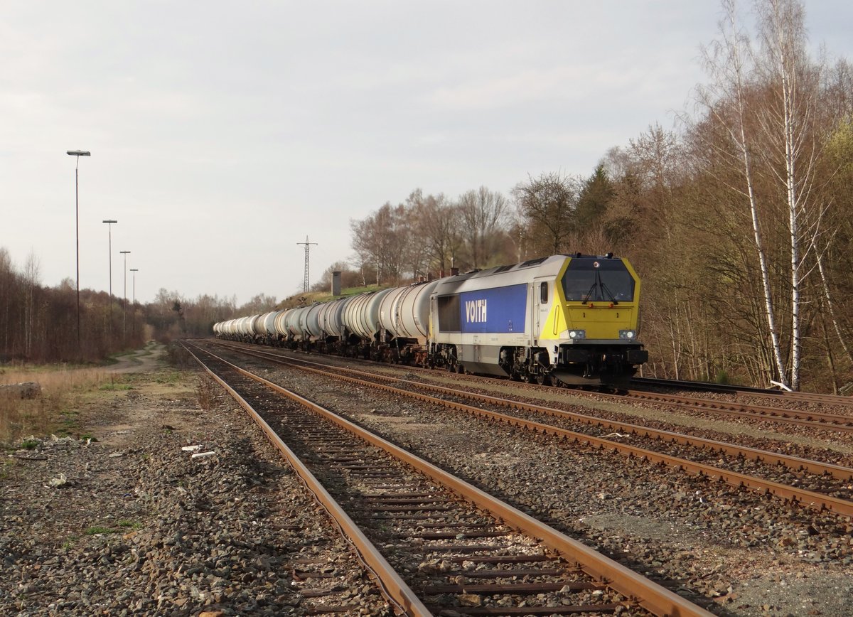 264 001 mit einem Kesselzug zu sehen am 05.04.16 in Oberkotzau.
