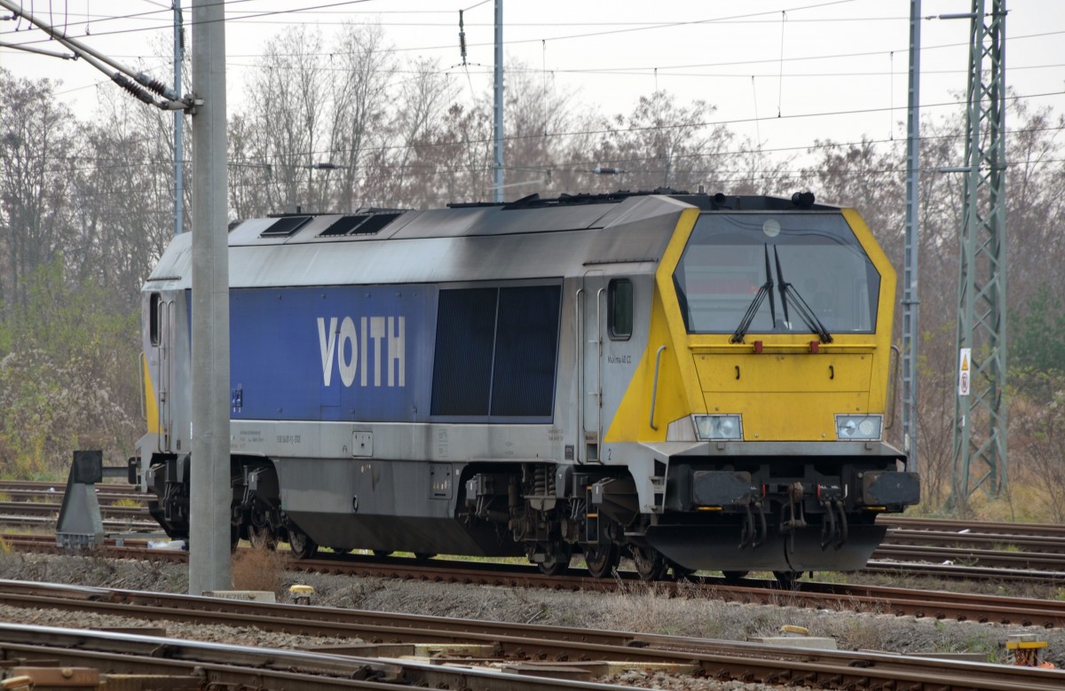 264 001 stand am 15.12.15 in Bitterfeld abgestellt und wartete auf neue Aufgaben. Fotografiert vom Bahnsteig aus.