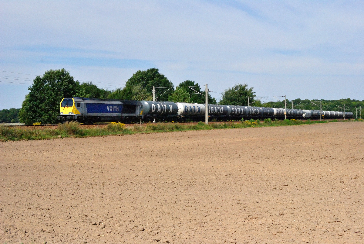 264 001 von Stock mit einem Kesselwagenzug bei Delitzsch am 28.08.2016.