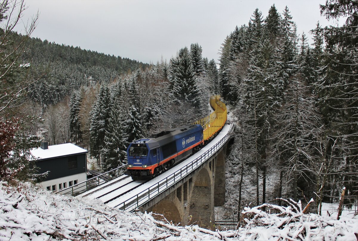 264 002 (raildox) fuhr am 04.12.21 mit einem leeren Holzzug von Bankenstein nach Saalfeld. Hier ist der Zug bei Lemnitzhammer zu sehen.