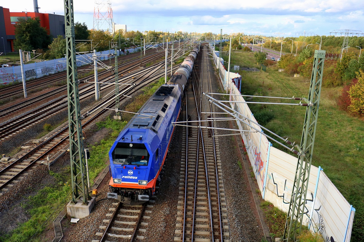 264 002 (Voith Maxima) der Raildox GmbH & Co. KG als Kesselzug passiert den Abzweig Thüringen (At), kommend von Halle(Saale)Hbf. Aufgenommen von der Brücke Dieselstraße in Halle (Saale). [3.10.2017 | 16:54 Uhr]