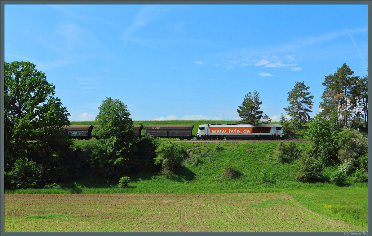 264 003-4 der HVLE zieht am 04.06.2021 den DGS 91030 von Blankenburg nach Spreewitz durch das Harzvorland bei Langenstein. 