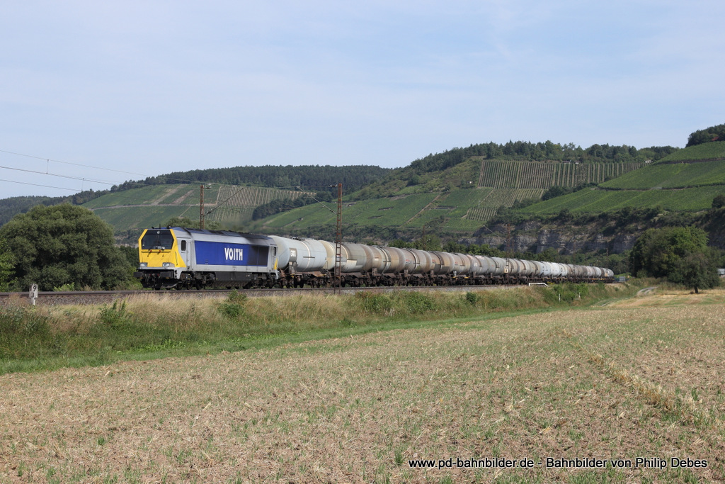 264 003-5 (Stock Transport) fhrt am 15. August 2013 um 10:44 Uhr mit einem Gterzug durch Himmelstadt