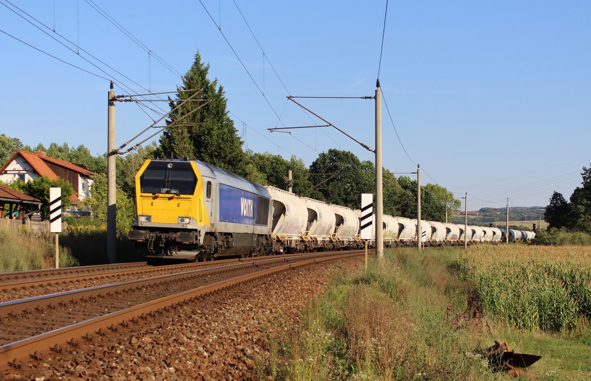 264 003 zu sehen am 04.09.19 mit einem Staubsilozug in Remschütz.