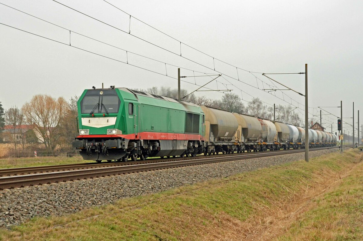 264 005 der Starkenberger Baustoffwerke führte am 23.02.23 einen Silozug durch Braschwitz Richtung Halle(S).