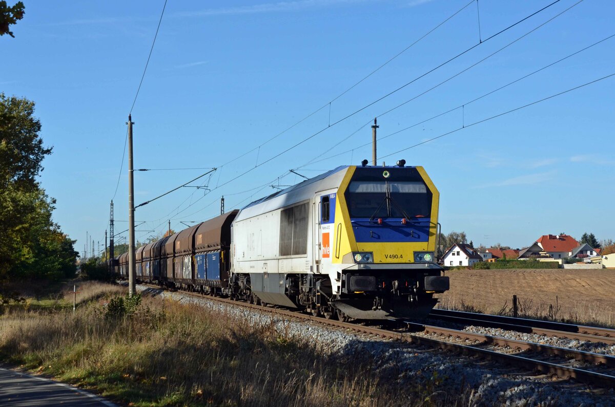 264 007 der hvle schleppte am 24.10.21 einen Kalkzug durch Wittenberg-Labetz Richtung Falkenberg(E).