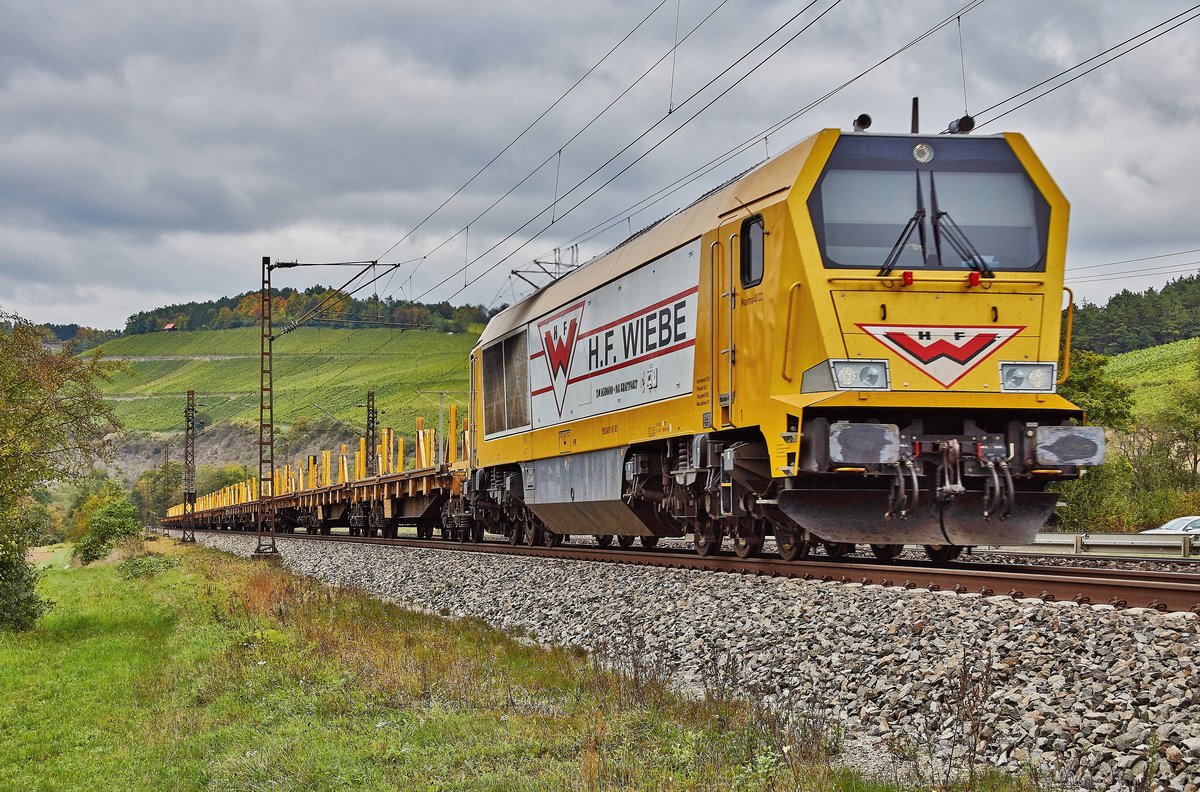 264 011-8 (40 CC) von der Firma H.F.Wiebe ist am 13.10.16 mit einen Schienenzug in Richtung Würzburg unterwegs gesehen bei Himmelstadt.