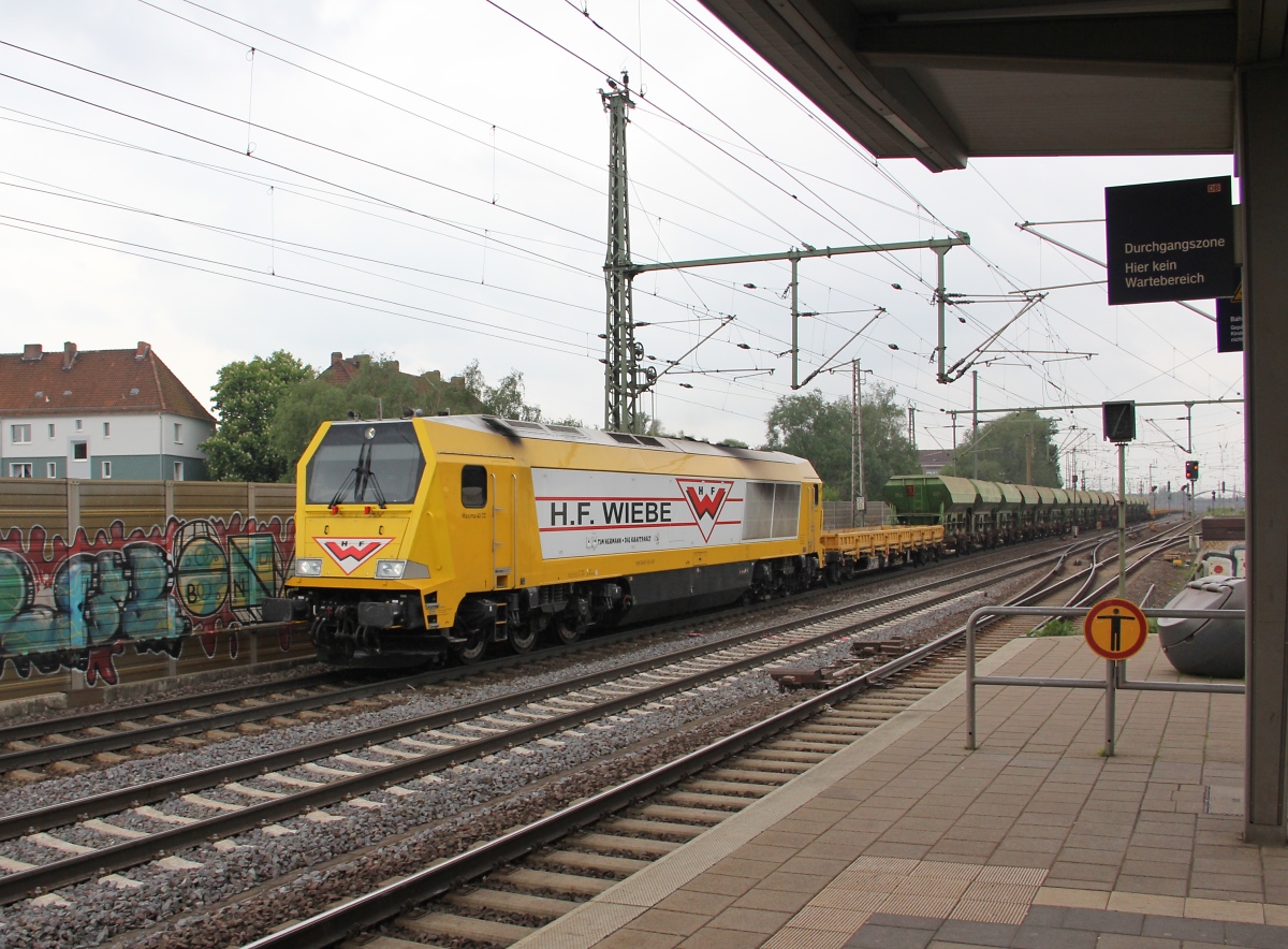 264 011-8 mit Flach- und Schotterwagen aus Richtung Seelze kommend in Hannover Linden-Fischerhof. Aufgenommen am 25.052013.