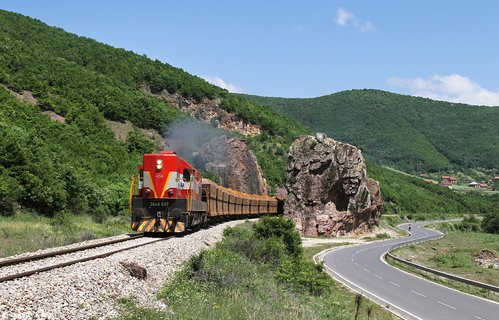 2640 007 mit Güterzug am 23.05.2015 bei Dritan.