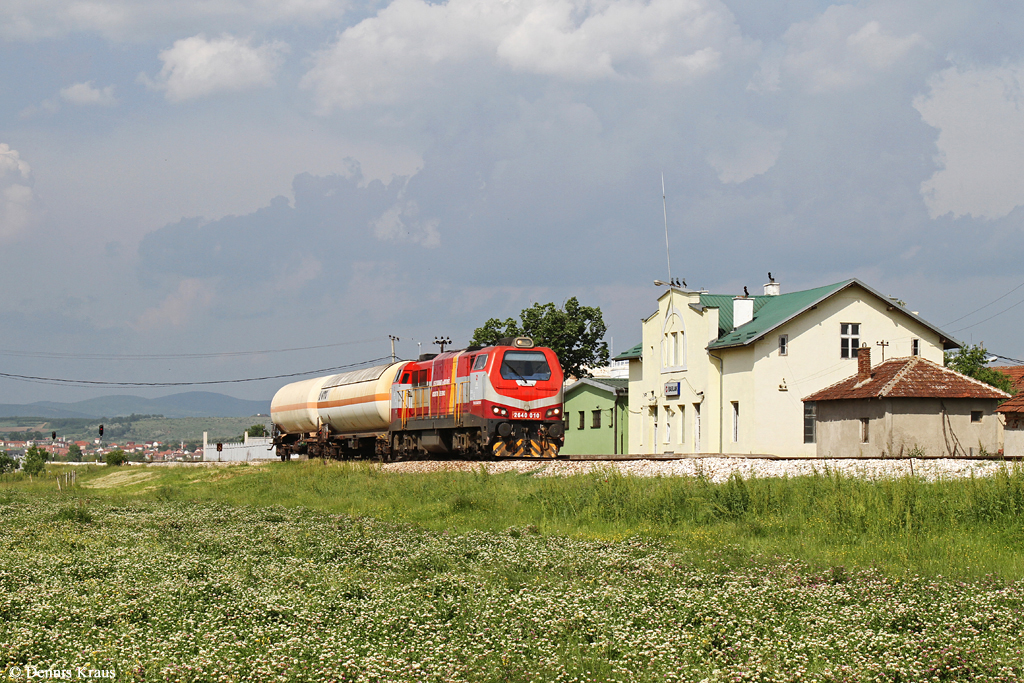 2640 010 mit Güterzug am 23.05.2015 in Bablak.