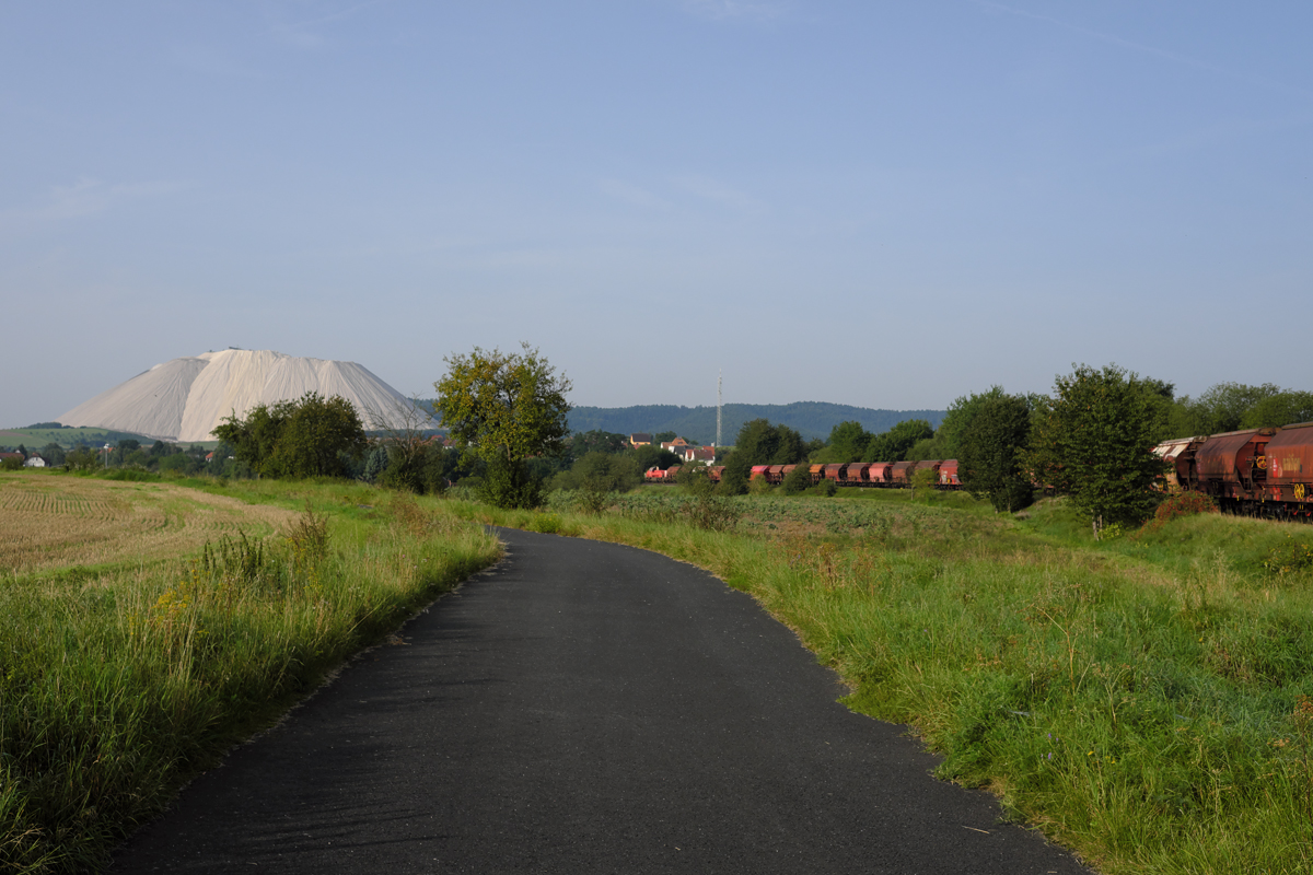 265 005-9 beförderte am Morgen des 30. August 2017 einen langen Kali-Leerzug von Gerstungen nach Heringen (Werra) und wurde damit bei Dankmarshausen im Bild verewigt.