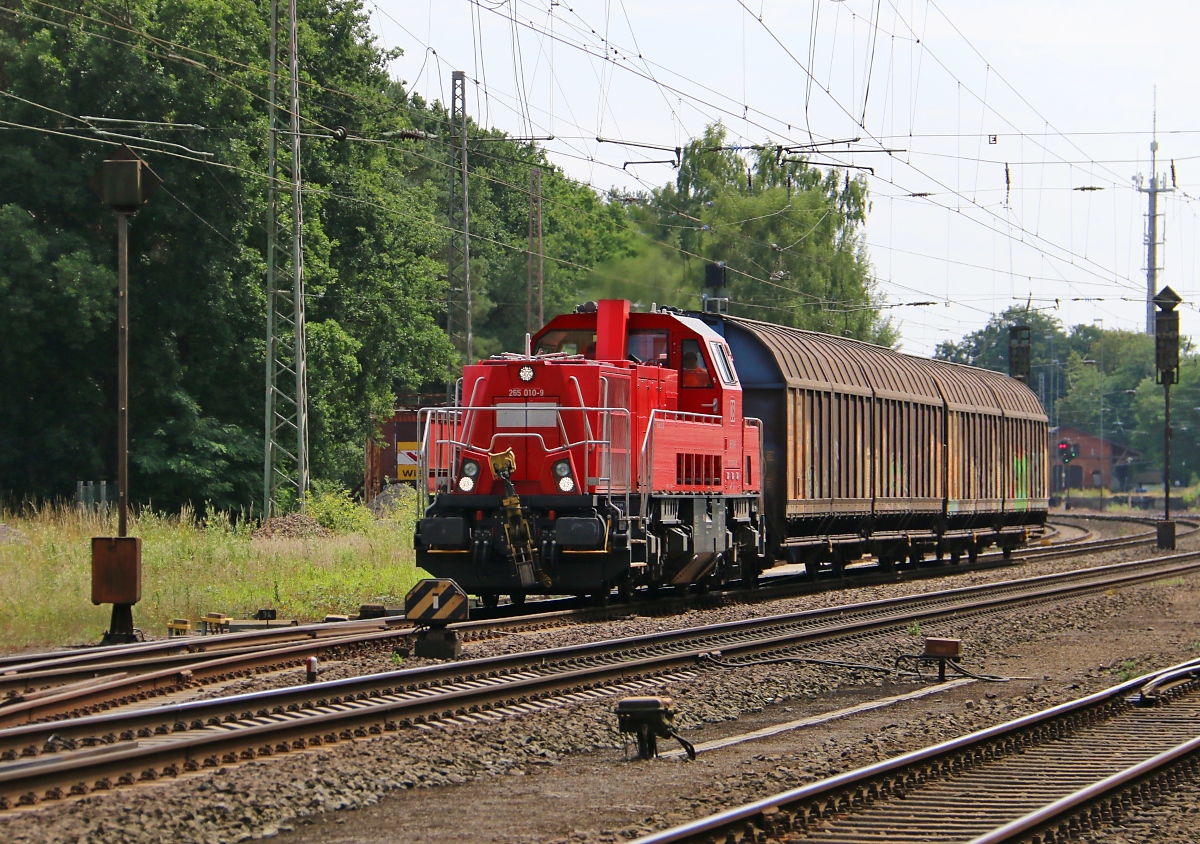 265 010-9 mit zwei H-Wagen in Fahrtrichtung Verden(Aller). Aufgenommen in Eystrup am 22.07.2015.