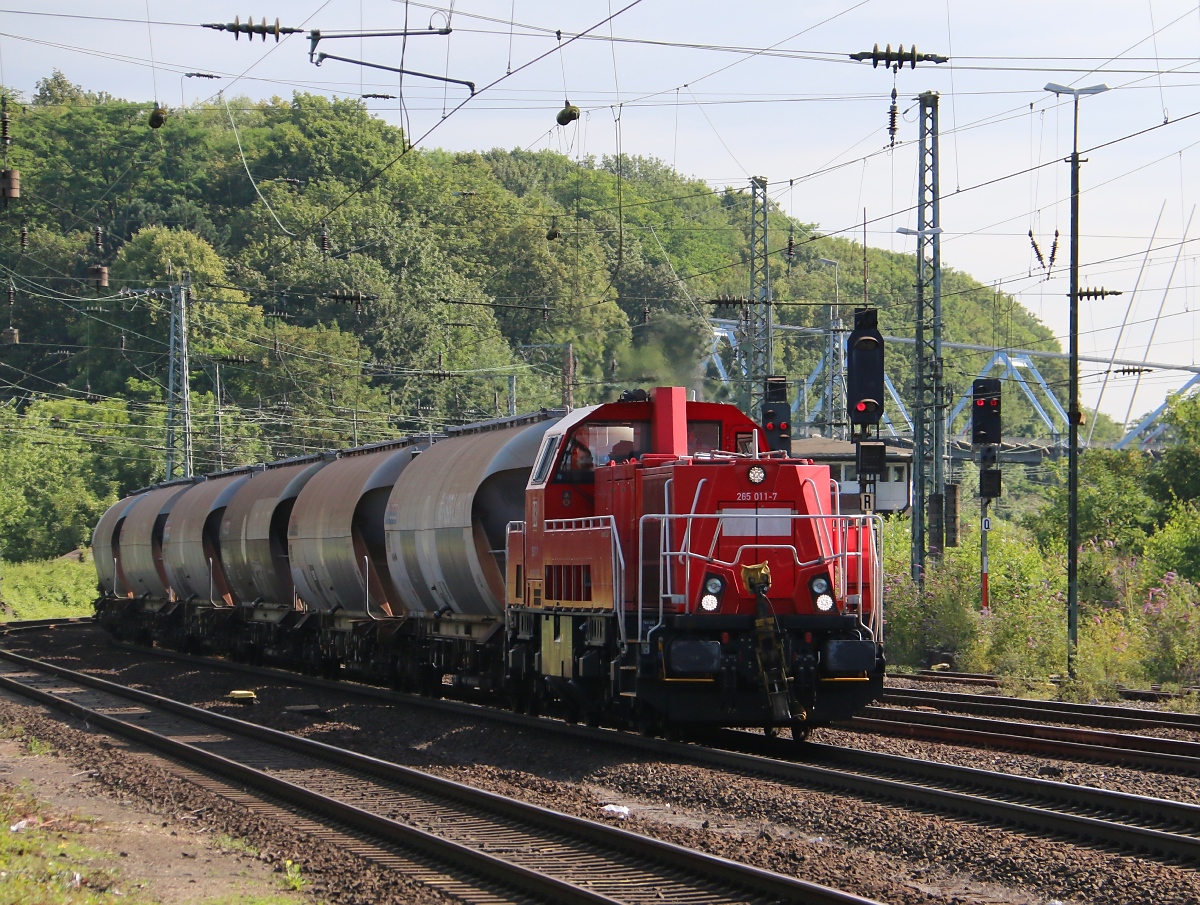265 011-7 mit Übergabe-Zug in Köln West. Aufgenommen am 15.07.2014.