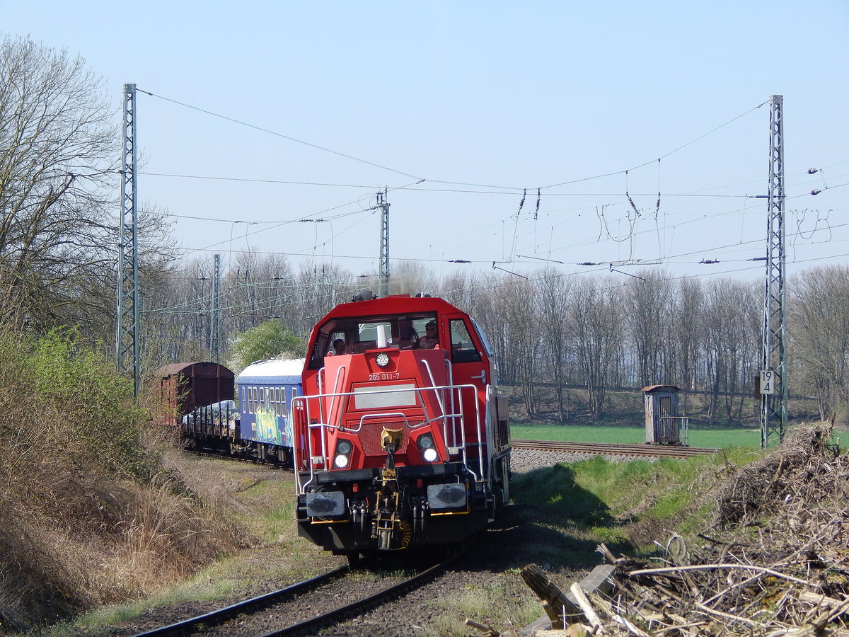 265 011-7 zog den Trafo ab Rommerskirchen hoch Richtung Niederaußem. Der Trafo kam aus Nürnberg.

Rommerskirchen 10.04.2016