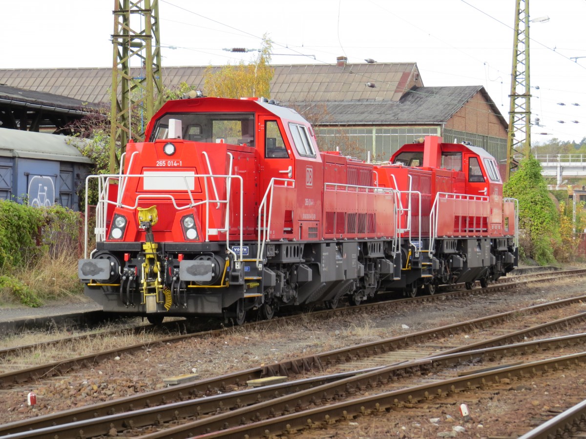 265 014 1 und eine Schwesterlok warten im Bahnhof von Blankenburg auf ihren nchsten Einsatz am 26.10.2013