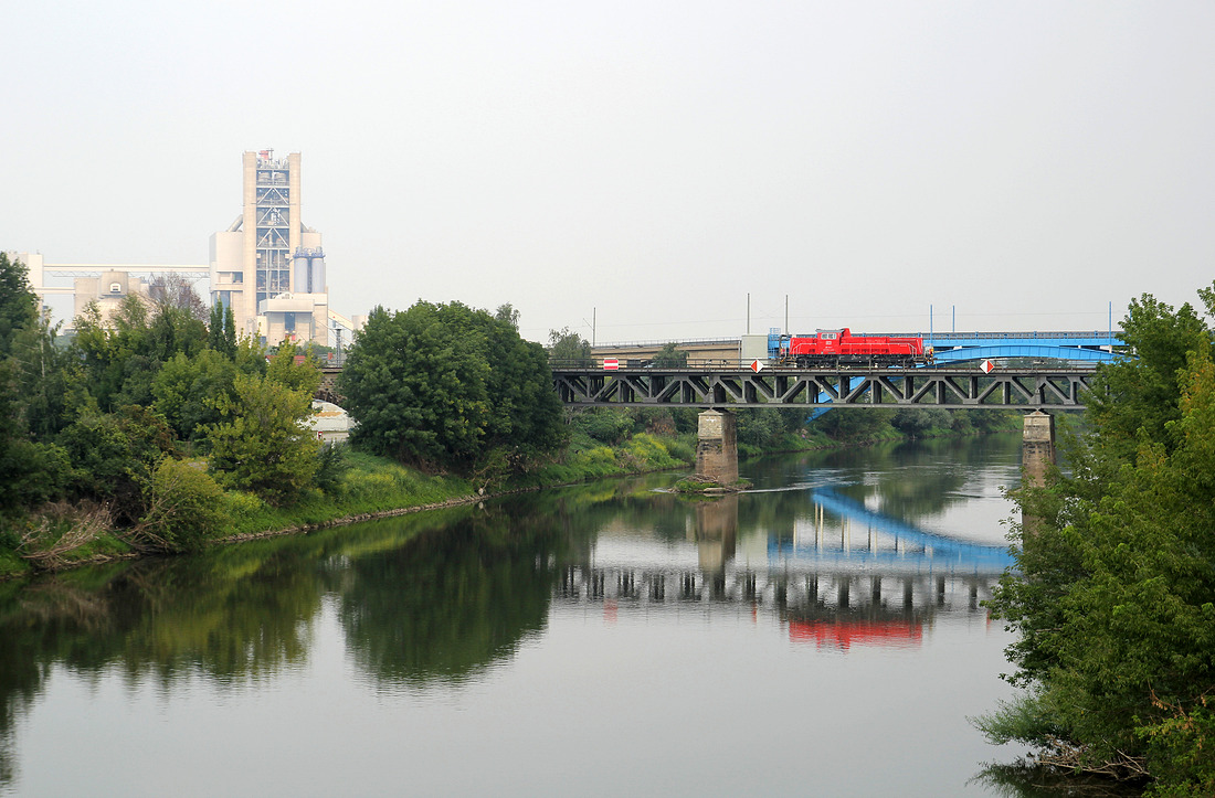265 014 überquert, von Schwenk Zement kommend, die Saale in Bernburg (Saale).
Aufnahmedatum: 30. August 2013
