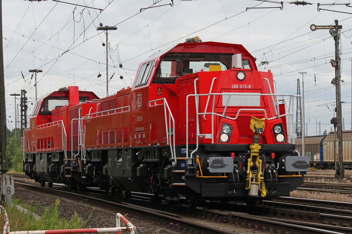 265 015 und eine weitere Gravita fuhren am 22.6.13 Lz durch Oberhausen-West.