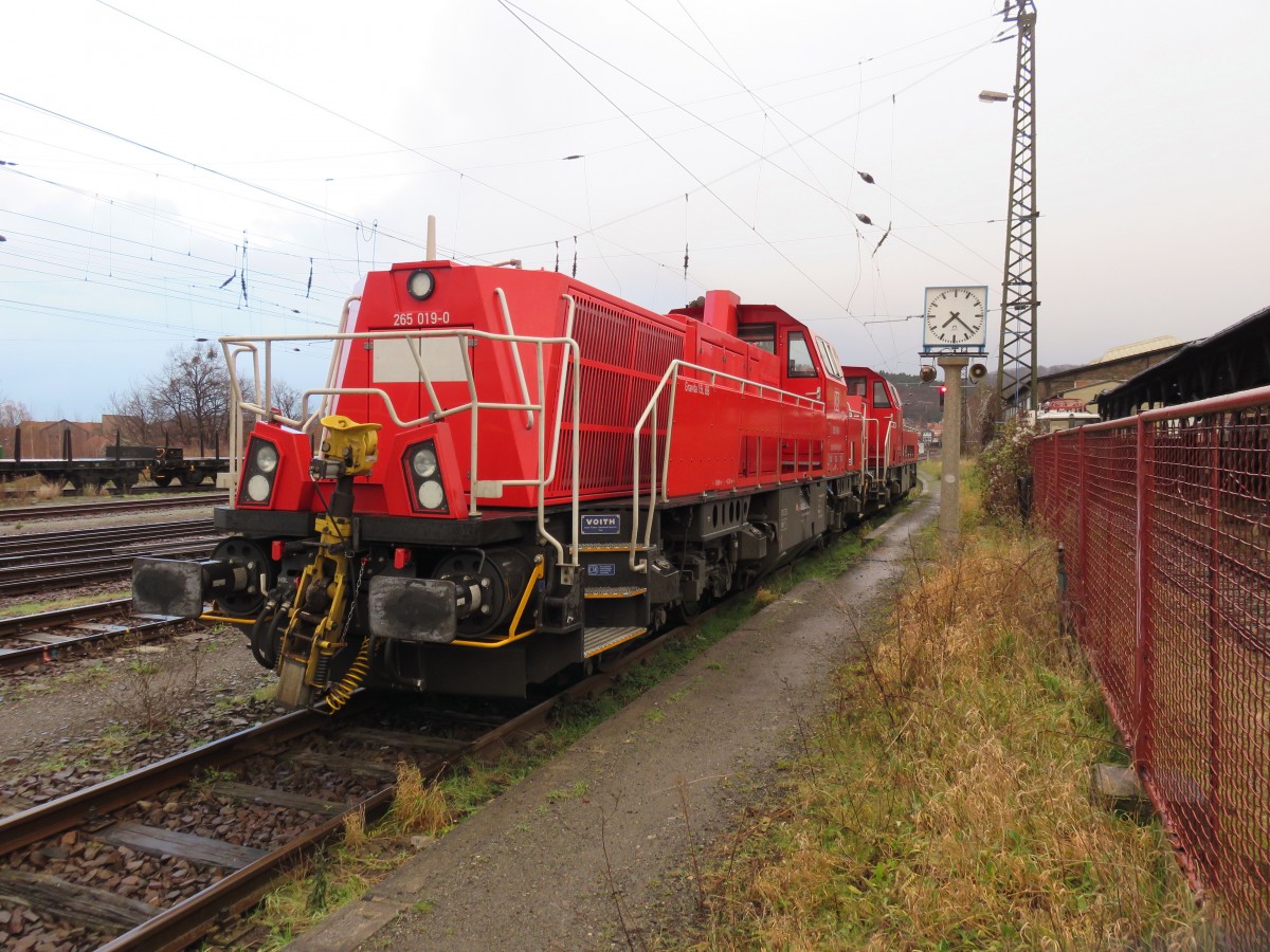 265 019 und eine weitere Lok der BR am 20.12.2014 im Bahnhof von Blankenburg (Harz)