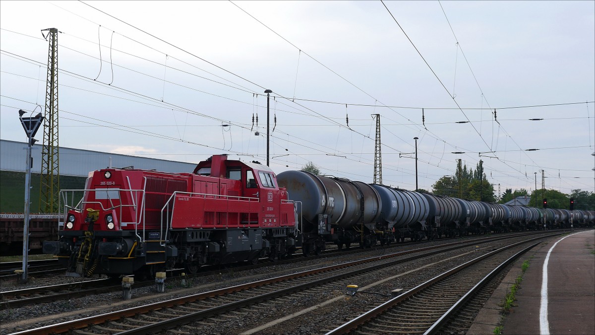 265 020 mit einem Zug Kesselwagen in Coswig (bei Dresden); 25.09.2015
