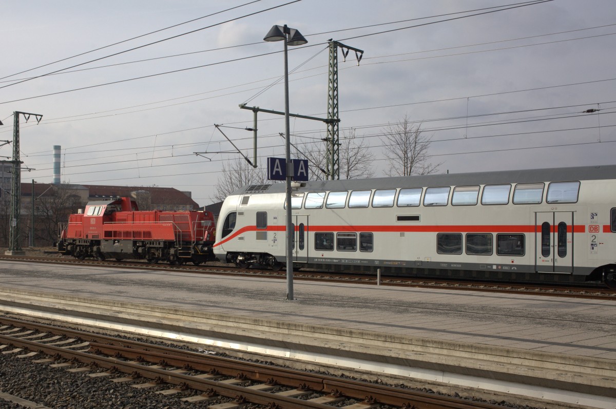 265 021-6 schleppt hier einen Doppelstock IC durch den Bahnhof Dresden Neustadt.
19.02.2016 12:59 Uhr