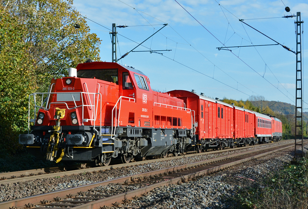265 023-2 Arbeitszug mit E-Lok am Ende durch Bonn-Beuel - 01.11.2014