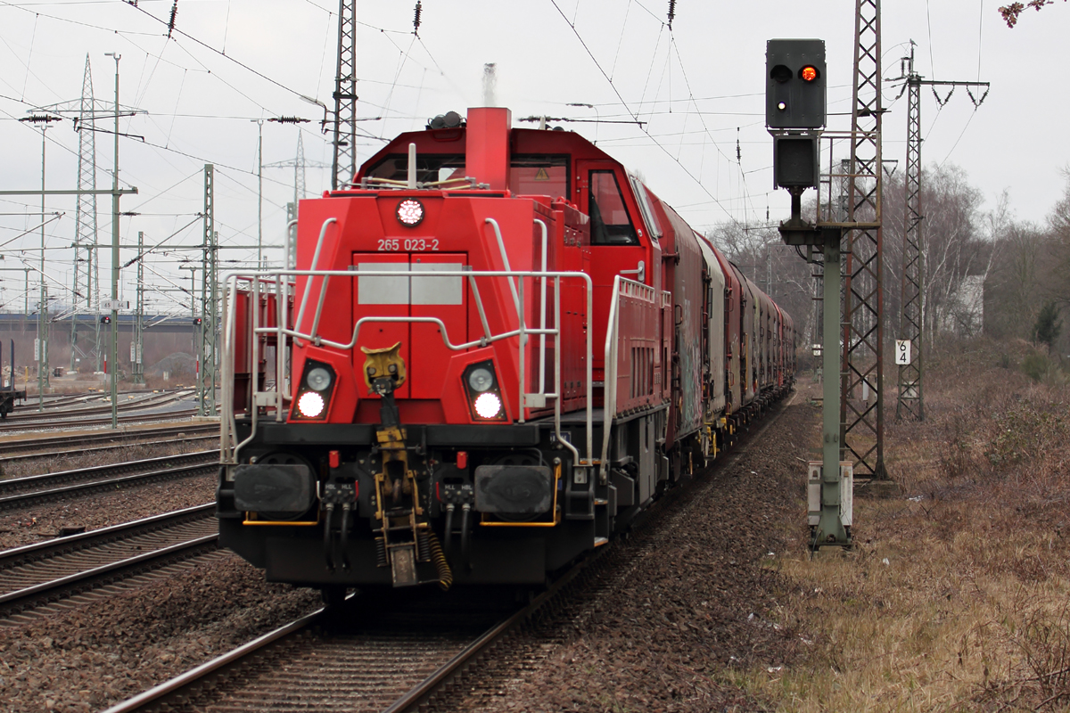 265 023-2 durchfährt Duisburg-Bissingheim 19.3.2016