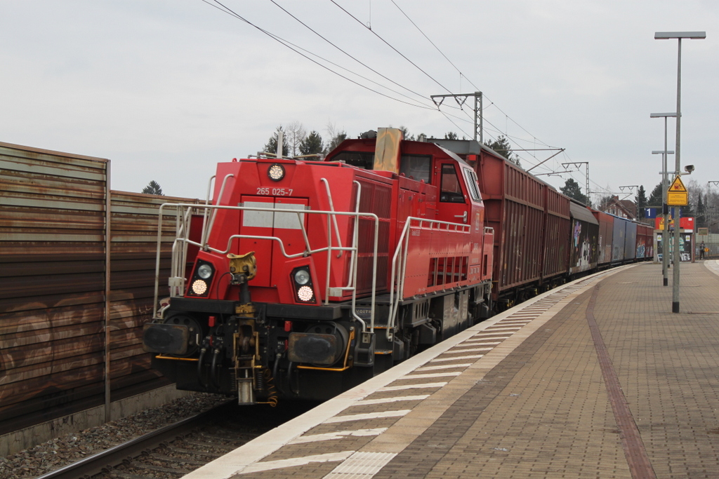 265 025-7 mit einer Übergabe nach Beddingen bei der Durchfahrt in Weddel.10.03.2018 