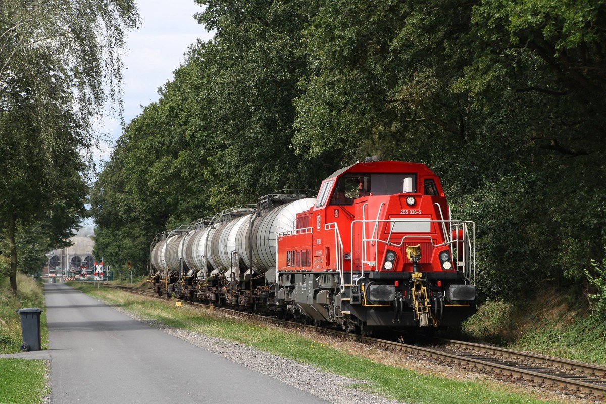 265 026-5 mit einem Schwefelzug auf die Stichstrecke in Großenkneten am 22-8-2014.