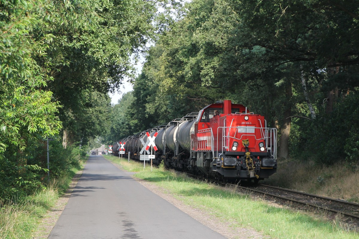 265 026-5 mit einem Schwefelzug auf die Stichstrecke in Großenkneten am 22-8-2014.