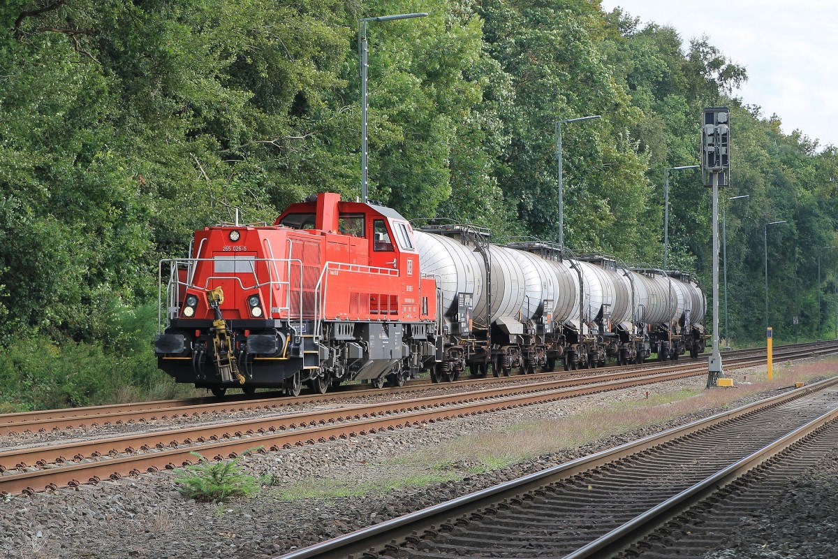 265 026-5 mit Schwefelzug Brake-Großenkneten auf Bahnhof Großenkneten am 22-8-2014.