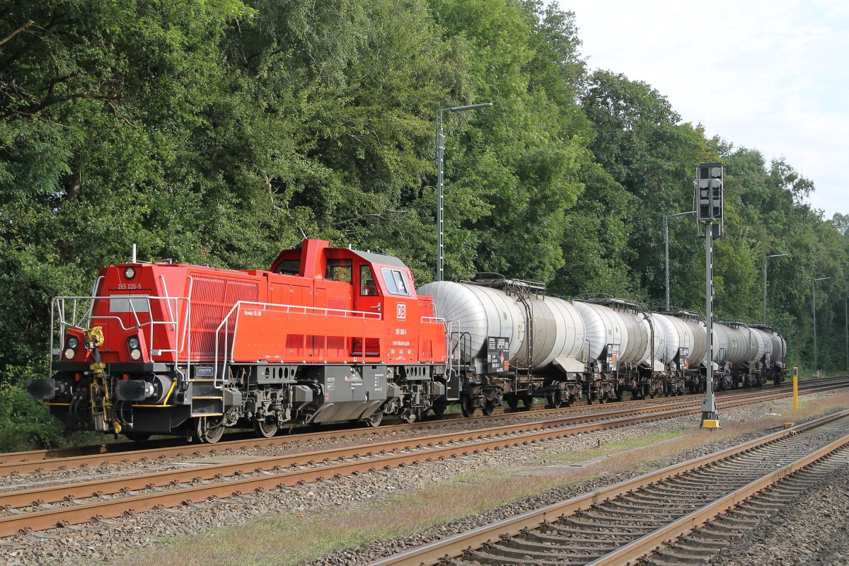 265 026-5 mit Schwefelzug Brake-Großenkneten auf Bahnhof Großenkneten am 22-8-2014.