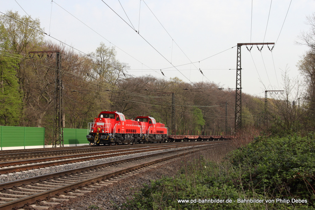 265 027-3 (DB Schenker) und 265 011-7 mit einem Güterzug in Duisburg Neudorf, 1. April 2014