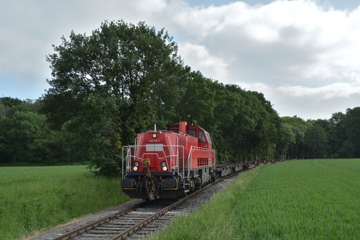 265 030-7 drückt den M62584 in die Ayrshire-Kaserne in Mönchengladbach Holt.

Mönchengladbach Holt 18.05.2018