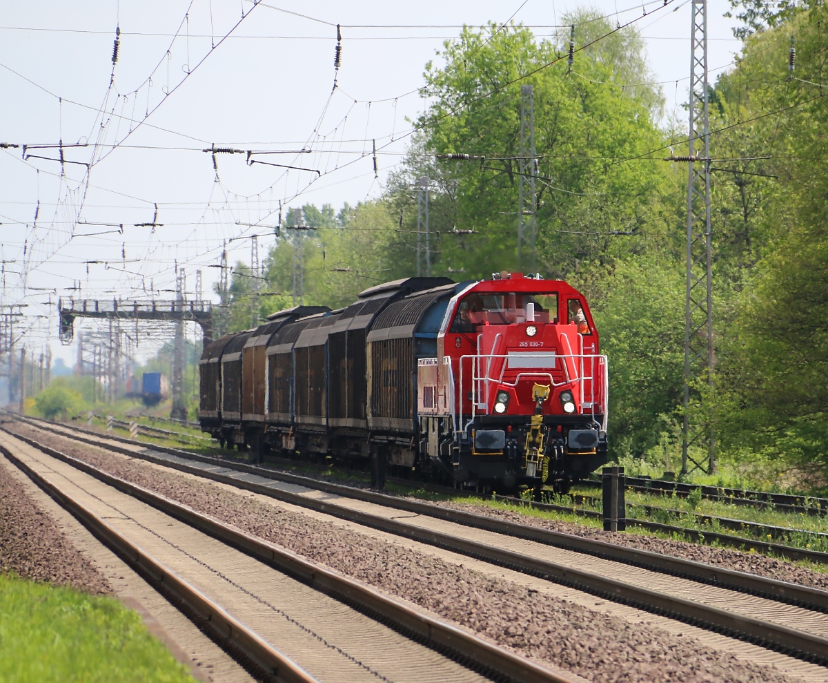 265 030-7 kommt mit einer Übergabe aus Richtung Seelze durch Dedensen-Gümmer. Aufgenommen am 29.04.2014.