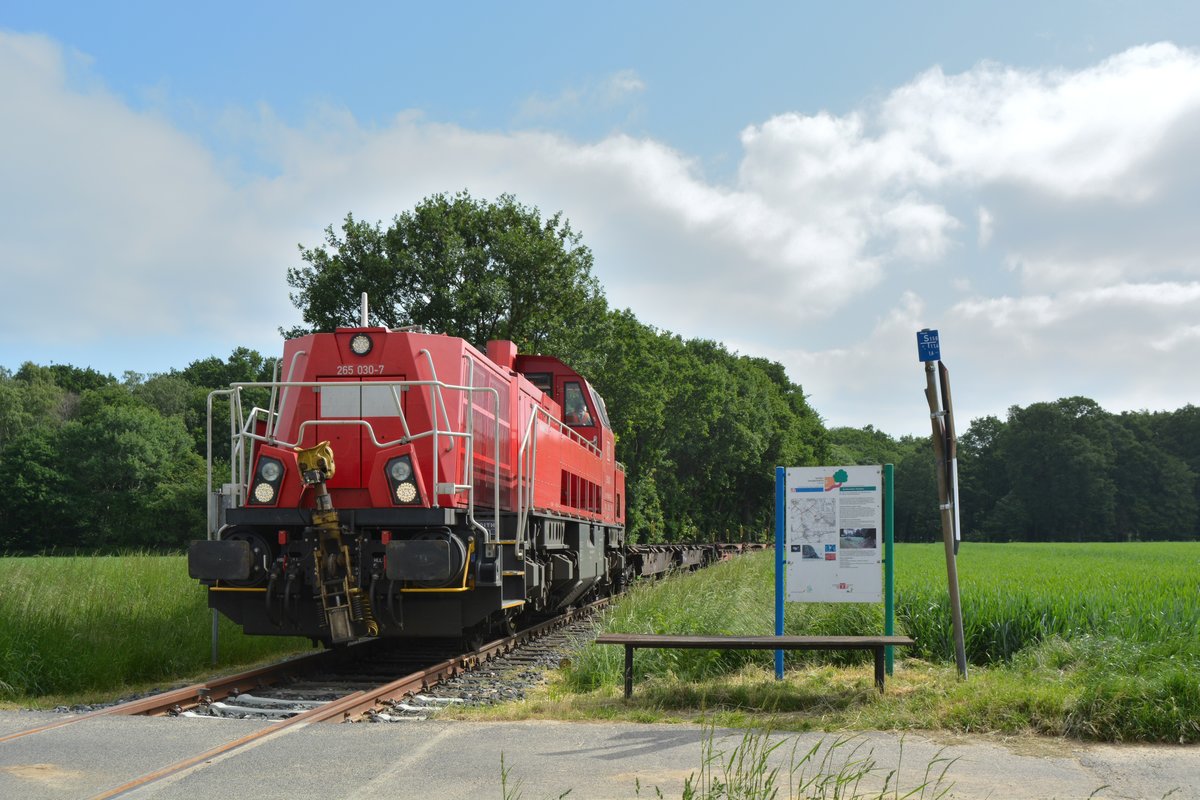 265 030-7 wartet hinter dem BÜ vor dem Tor der Ayrshire-Kaserne bis das Tor geöffnet wird und sie den M62584 rein rangieren darf.

Mönchengladbach Holt 18.05.2018