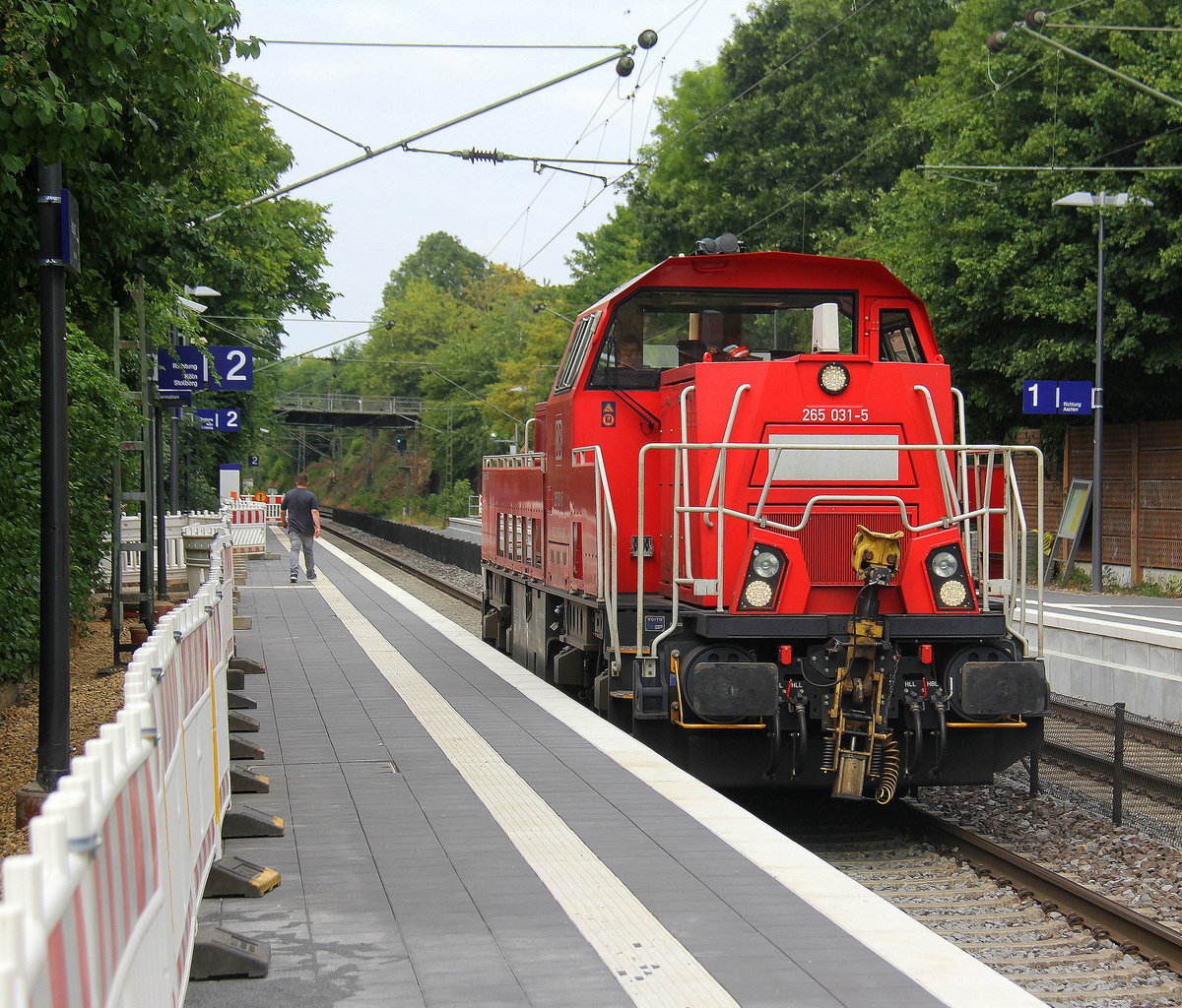 265 031-5 DB kommt als Lokzug aus Aachen-Rothe-Erde nach Stolberg-Rheinland-Gbf  und kommt aus Richtung Aachen-Rothe-Erde und fährt durch Aachen-Eilendorf in Richtung Stolberg-Hbf(Rheinland).
Aufgenommen vom Bahnsteig 2 in Aachen-Eilendorf. 
Bei Sommerwetter am 23.7.2018.