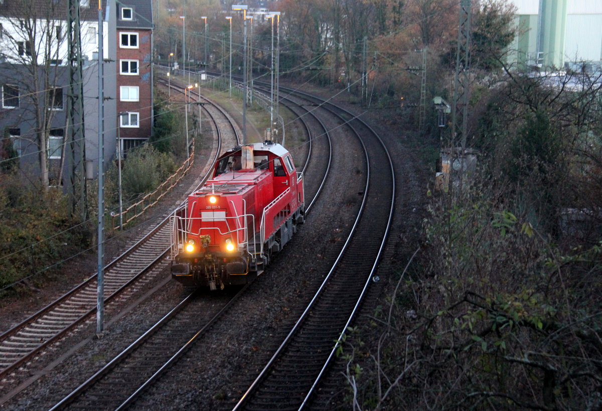 265 031-5 DB kommt als Lokzug aus Stolberg-Rheinland-Gbf nach Aachen-West und kommt aus Richtung Aachen-Rothe-Erde,Aachen-Hbf und fährt in Richtung Aachen-Schanz,Aachen-West. Aufgenommen von einer Brücke von der Weberstraße in Aachen. 
In der Abenddämmerung am Abend vom 23.11.2018.
