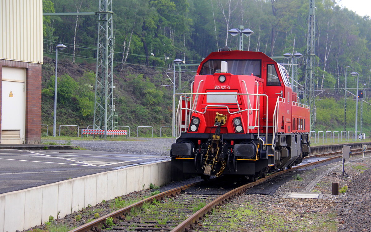 265 031-5 DB steht abgestellt in Stolberg-Hbf(Rheinland). 
Aufgenommen von Bahnsteig in Stolberg-Hbf(Rheinland). 
Bei Sonne und Regenwolken am Mittag vom 11.5.2019.