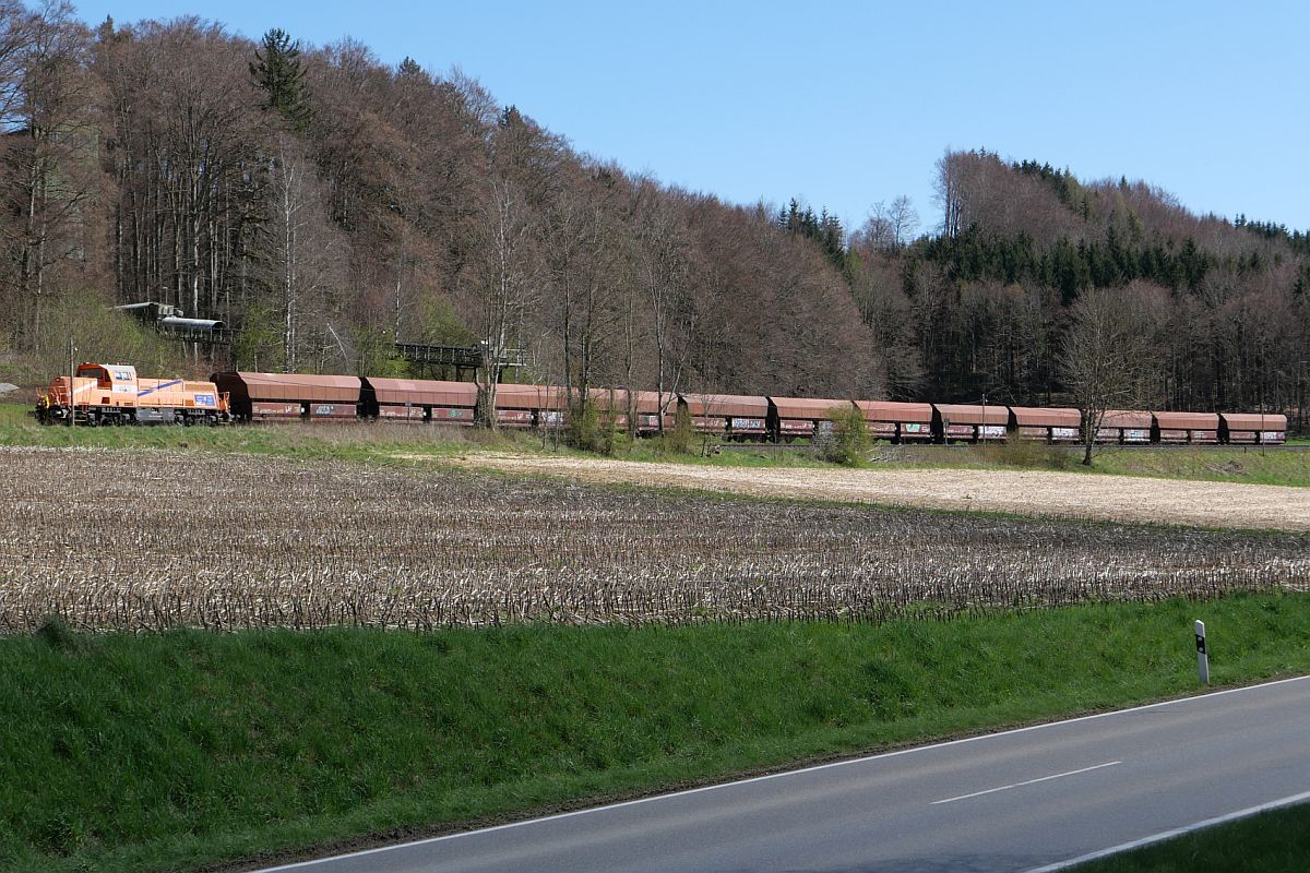 265 303-8 der Northrail mit der zweiten Wagengruppe des  Roßberger Kieszuges  im Ladegleis. Am 21.04.2023 steht in Roßberg der dritte Wagen zur Befüllung unter dem Förder-/Transportband.