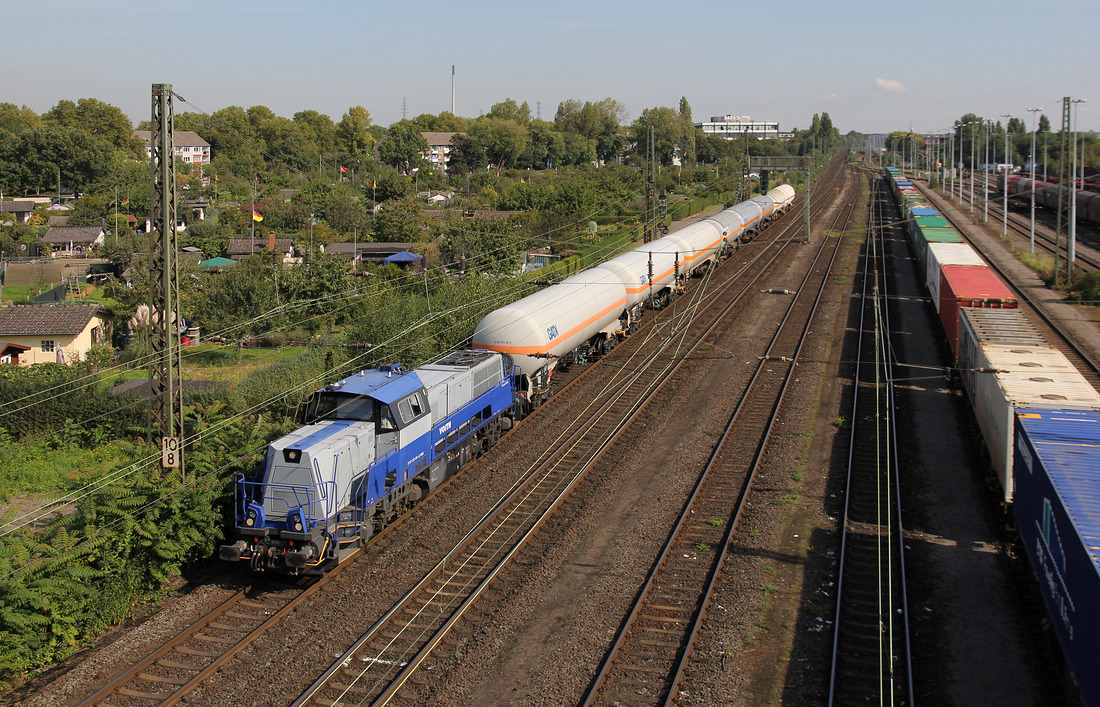 265 499 zieht einen aus Gaskesselwagen bestehenden Zug durch den Bahnhof Rheinhausen.
Das Bild wurde am 21. September 2017 von einer Straßenbrücke aus aufgenommen.