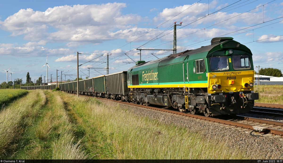266 002-9 (PB 08 | EMD JT42CWR) führt Hochbordwagen durch Niemberg Richtung Halle (Saale).

🧰 Beacon Rail Leasing Limited (BRLL), vermietet an Freightliner PL Sp. z o.o. und eingesetzt bei der Freightliner DE GmbH
🕓 7.6.2022 | 18:17 Uhr