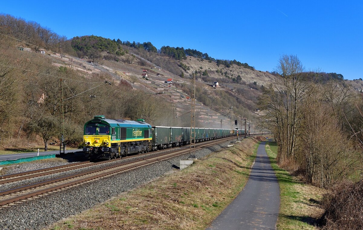 266 002 mit einem Güterzug am 09.03.2022 bei Gambach.